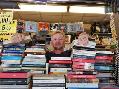 �Tutto nasce dalla passione per la lettura che da sempre caratterizza la mia famiglia � racconta emozionato �. Nel 1990 ho infatti ereditato questa attivit� da mio padre Alberto, il quale a sua volta negli anni 70 l�aveva rilevata dal fondatore: il signor Fortunato�